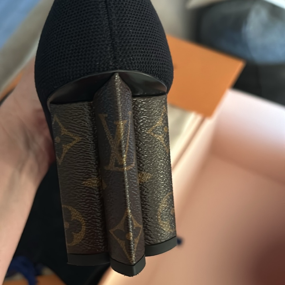 Louis Vuitton Elegant Black Ankle Booties - Picture 6 of 9